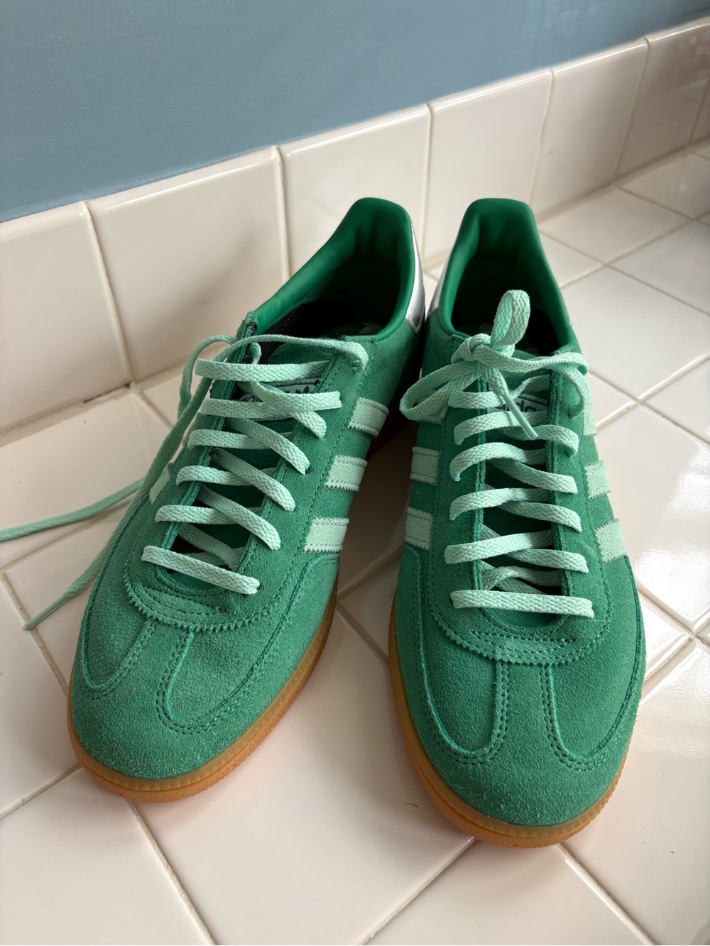 NWOB Women’s Adidas Original Handball Spezial Court Green Silver JS2908 Size 10